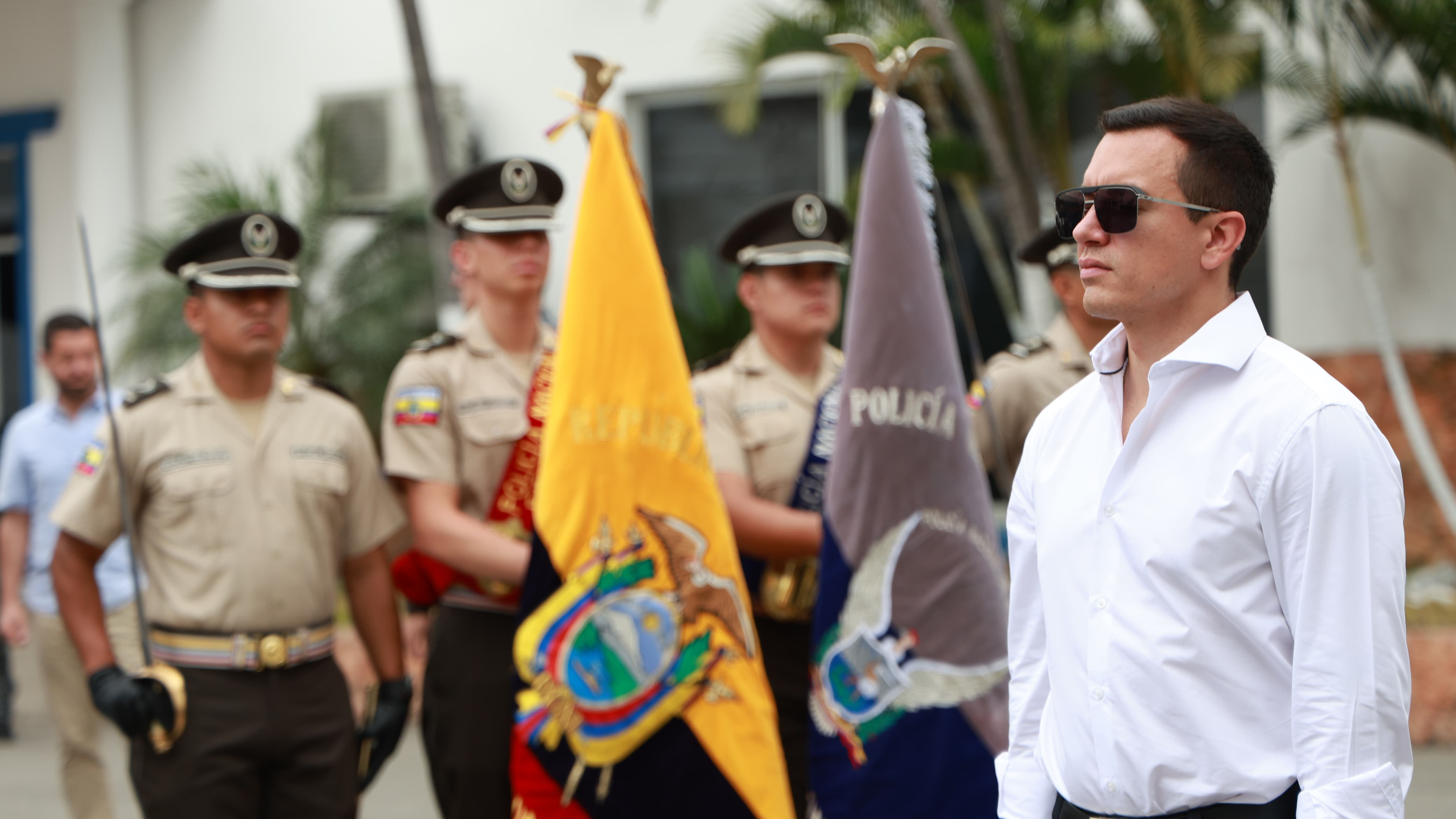 EL PRESIDENTE NOBOA FORTALECE EL SISTEMA PENITENCIARIO: ENTREGÓ MÁS DE 4.000 CHALECOS DE PROTECCIÓN BALÍSTICA Y UNIFORMES PARA GUÍAS
