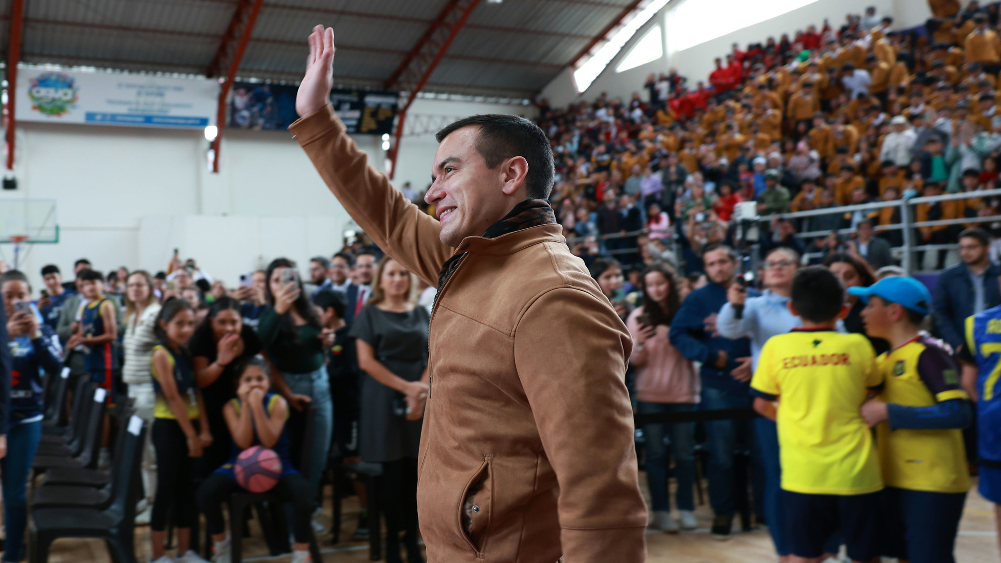 IMPULSO AL DEPORTE EN AZUAY: EL PRESIDENTE NOBOA ENTREGÓ TRES COLISEOS EN LA PROVINCIA