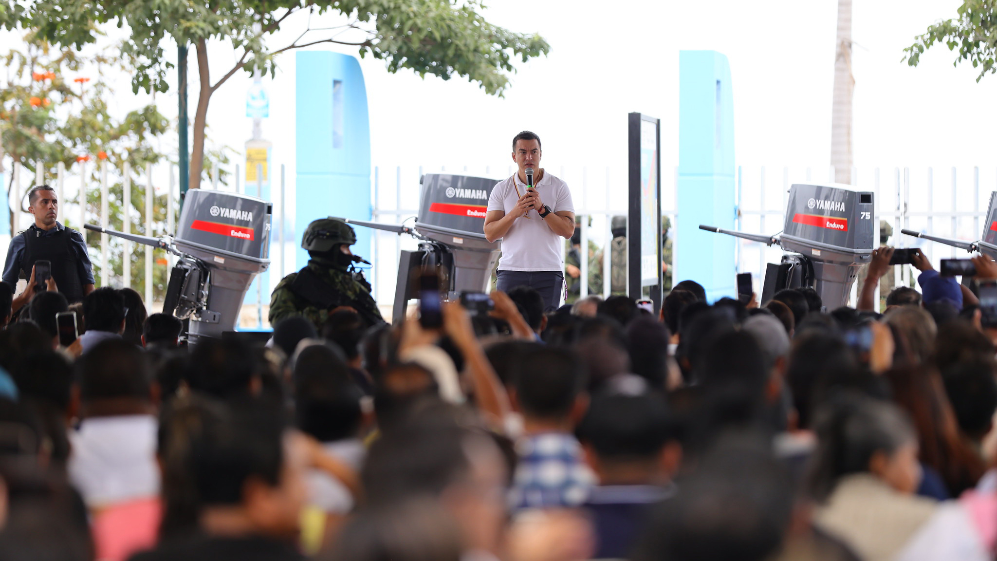 EL PRESIDENTE NOBOA ENTREGÓ MOTORES FUERA DE BORDA A 600 PESCADORES DE LA ZONA COSTERA DEL PAÍS