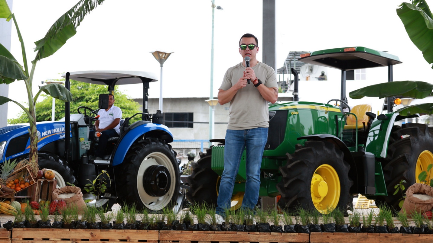 PRESIDENTE NOBOA IMPULSA AL AGRICULTOR DE LOS RÍOS: ENTREGÓ INSUMOS, UNIDADES MÓVILES, TRACTORES Y MÁS BENEFICIOS