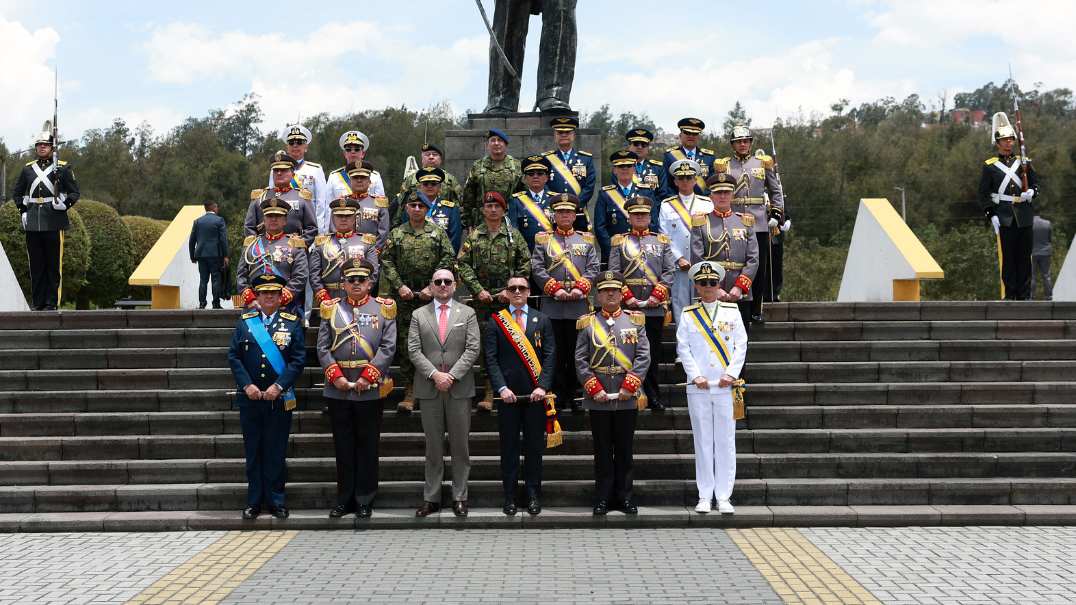 EL AÑO DE LA CONSTRUCCIÓN ESTÁ EN MARCHA: PRESIDENTE NOBOA IMPULSA LA PARTICIPACIÓN DE LAS EMPRESAS PÚBLICAS EN LA CONSTRUCCIÓN DE VIVIENDAS DIGNAS