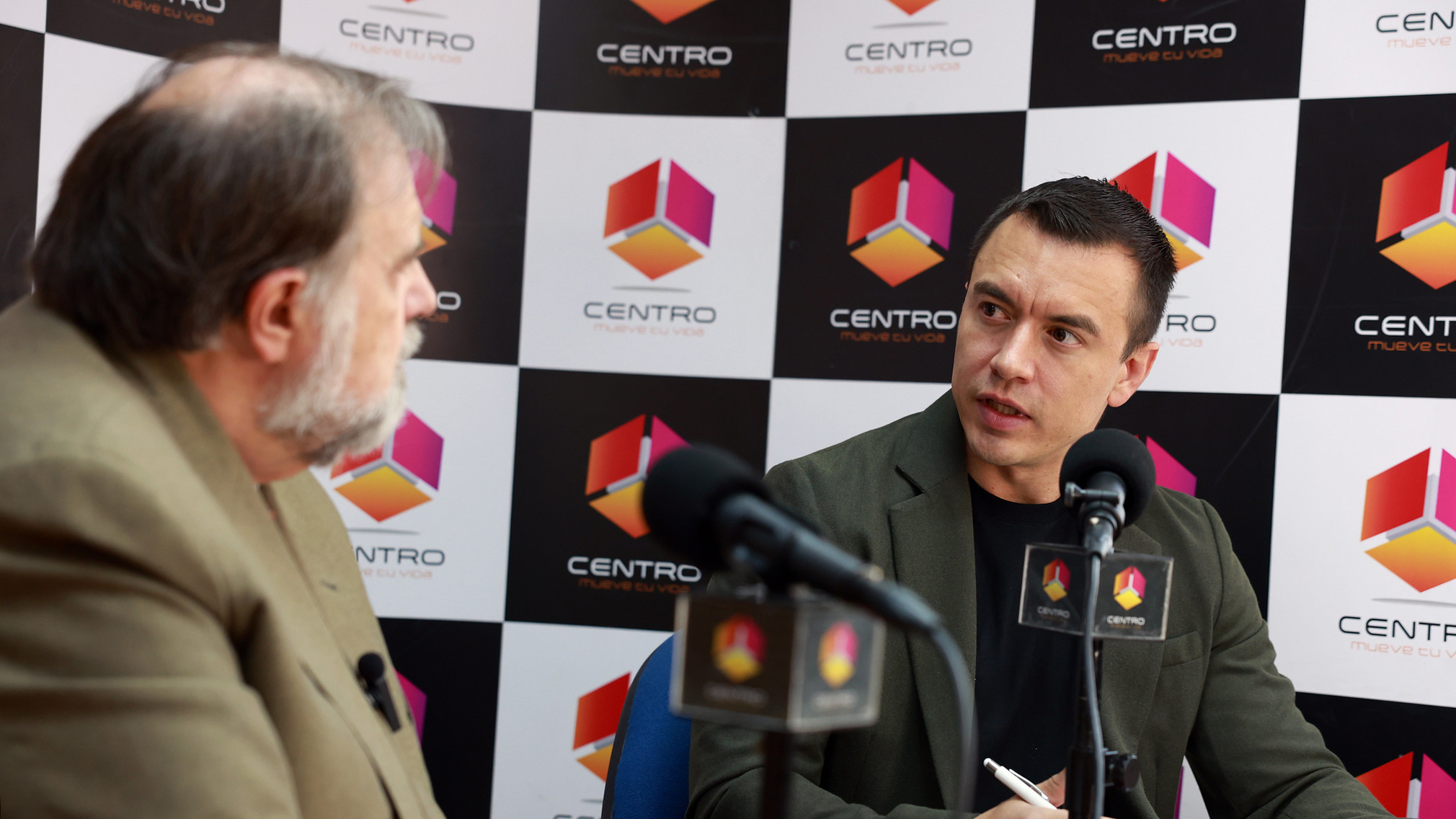 EL PRESIDENTE DANIEL NOBOA EXPUSO EN ENTREVISTA RADIAL LAS OBRAS EN VIVIENDA Y VIALIDAD EN EL MARCO DEL AÑO DE LA CONSTRUCCIÓN