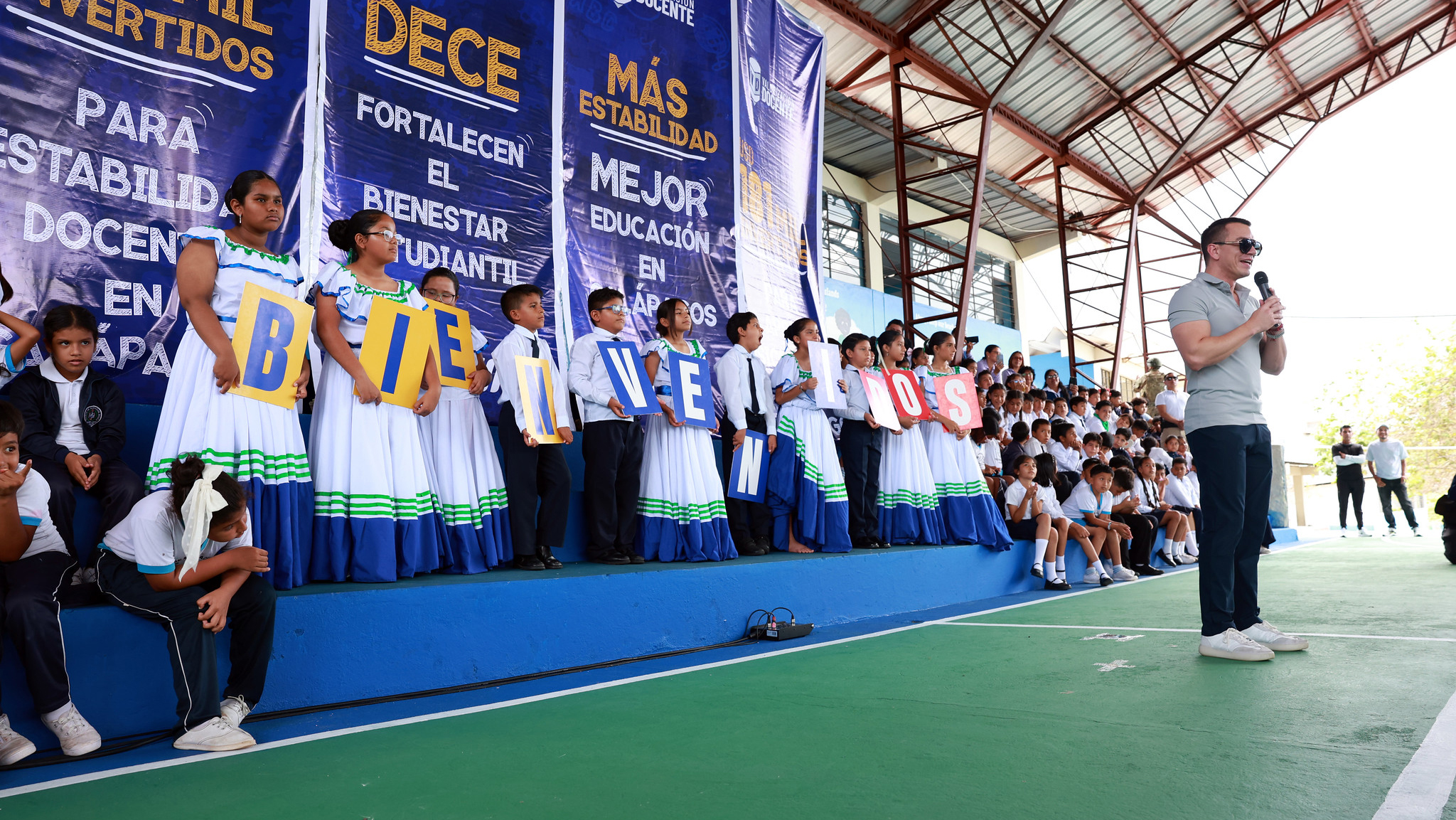 EL PRESIDENTE NOBOA REAFIRMA LA LABOR DOCENTE COMO BASE DE LA CALIDAD EDUCATIVA OTORGANDO NOMBRAMIENTOS DEFINITIVOS EN GALÁPAGOS