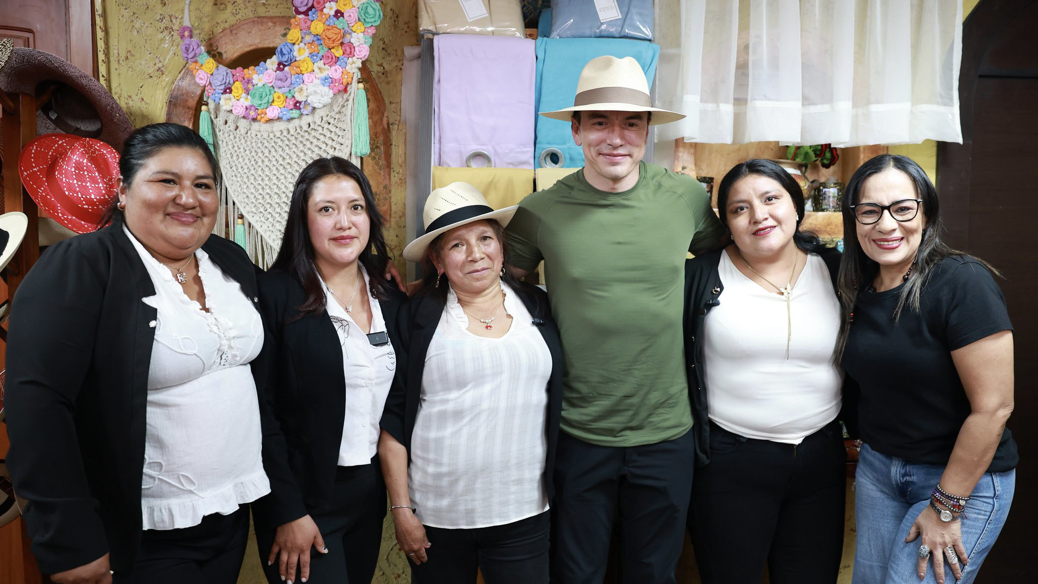 EL PRESIDENTE DANIEL NOBOA COMPARTIÓ CON MUJERES EMPRENDEDORAS QUE CRISTALIZARON SUS NEGOCIOS GRACIAS AL CRÉDITO DE DESARROLLO HUMANO