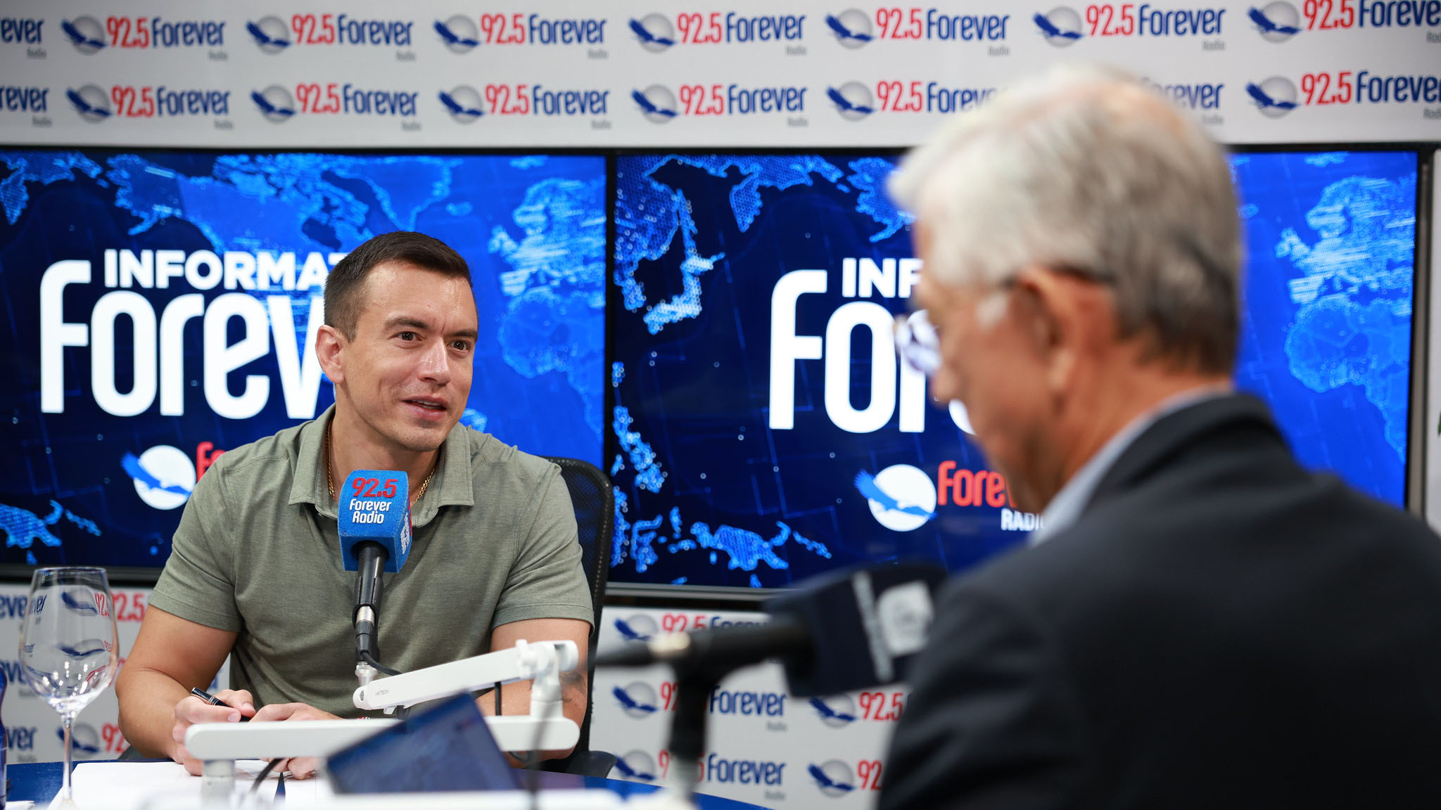 CRÉDITOS PARA VIVIENDA AL 2,99 %, SISTEMA ELÉCTRICO Y COOPERACIÓN INTERNACIONAL MARCARON LA ENTREVISTA DEL PRESIDENTE NOBOA EN RADIO FOREVER