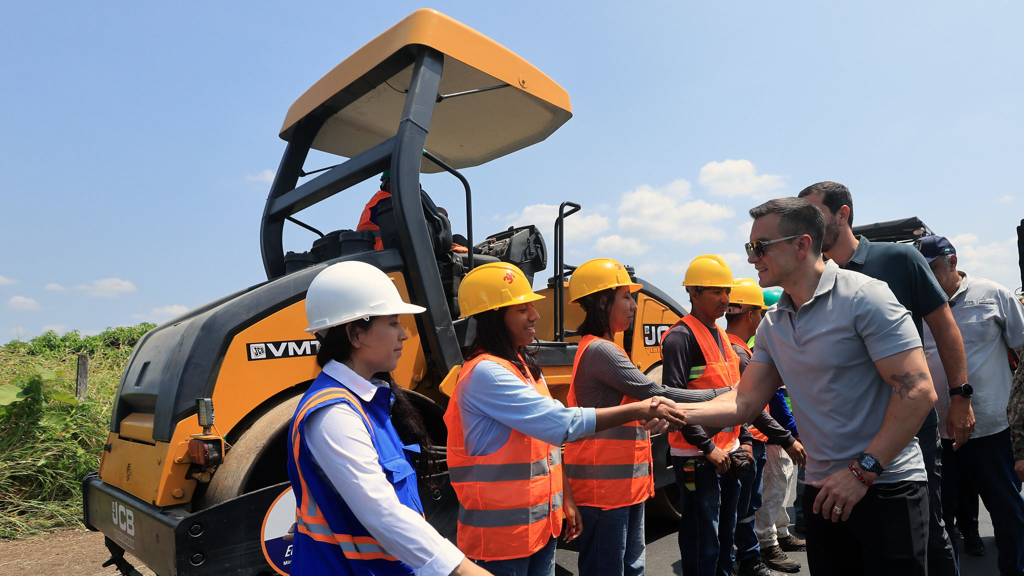 EL GOBIERNO DE DANIEL NOBOA IMPULSA CARRETERAS ÓPTIMAS Y SEGURAS: REHABILITACIÓN DE LA VÍA E484 PALESTINA-MACUL- VINCES AVANZA A PASO FIRME