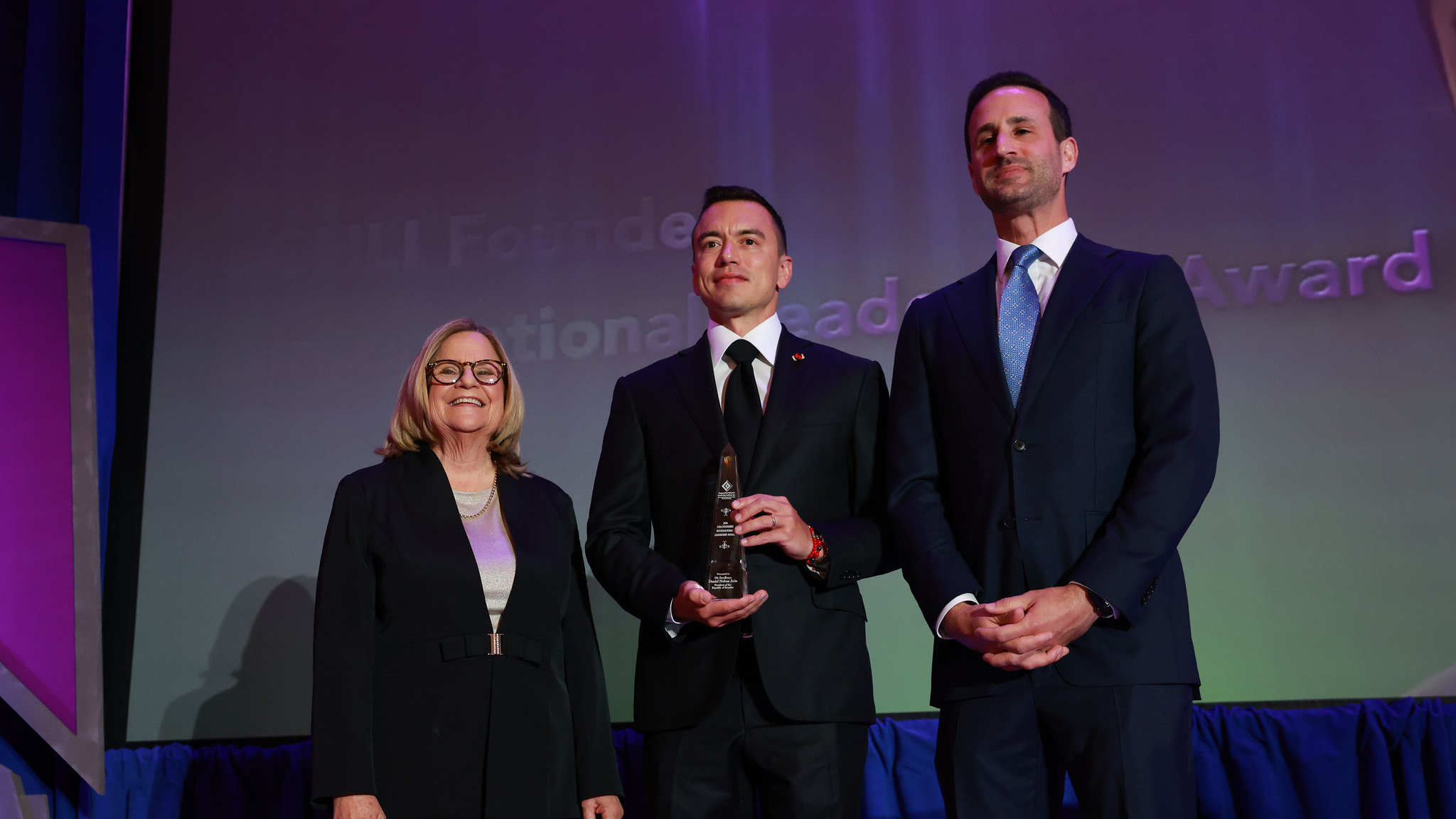 PRESIDENTE DANIEL NOBOA RECIBE EN WASHINGTON GALARDÓN FOUNDERS INTERNATIONAL LEADERSHIP, EN RECONOCIMIENTO A SU LIDERAZGO Y LUCHA CONTRA EL CRIMEN EN LA REGIÓN