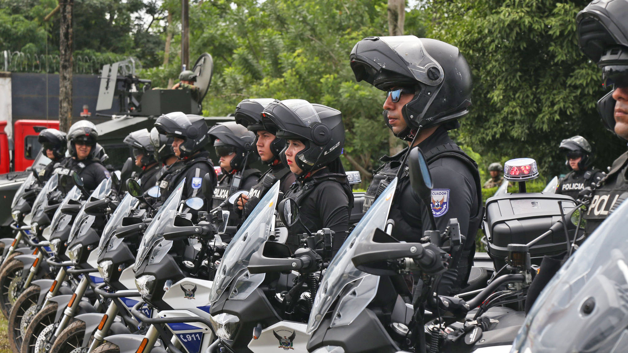DANIEL NOBOA ENTREGA NUEVO EQUIPAMIENTO POLICIAL PARA REFORZAR LA LUCHA CONTRA EL TERRORISMO Y LA DELINCUENCIA