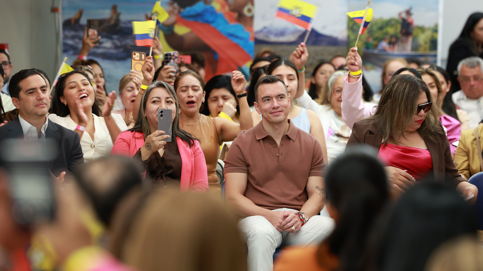 Presidente Noboa se reúne con la comunidad ecuatoriana en Nueva York y promueve el programa Contigo Mujer
