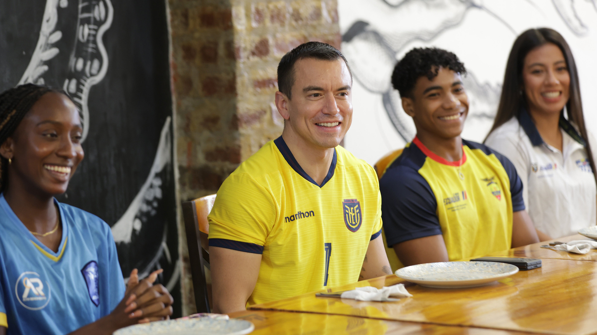 CAMPEONES DEL ECUADOR COMPARTEN SUS HISTORIAS Y EXPERIENCIAS EN UN ENCUENTRO CON DANIEL NOBOA