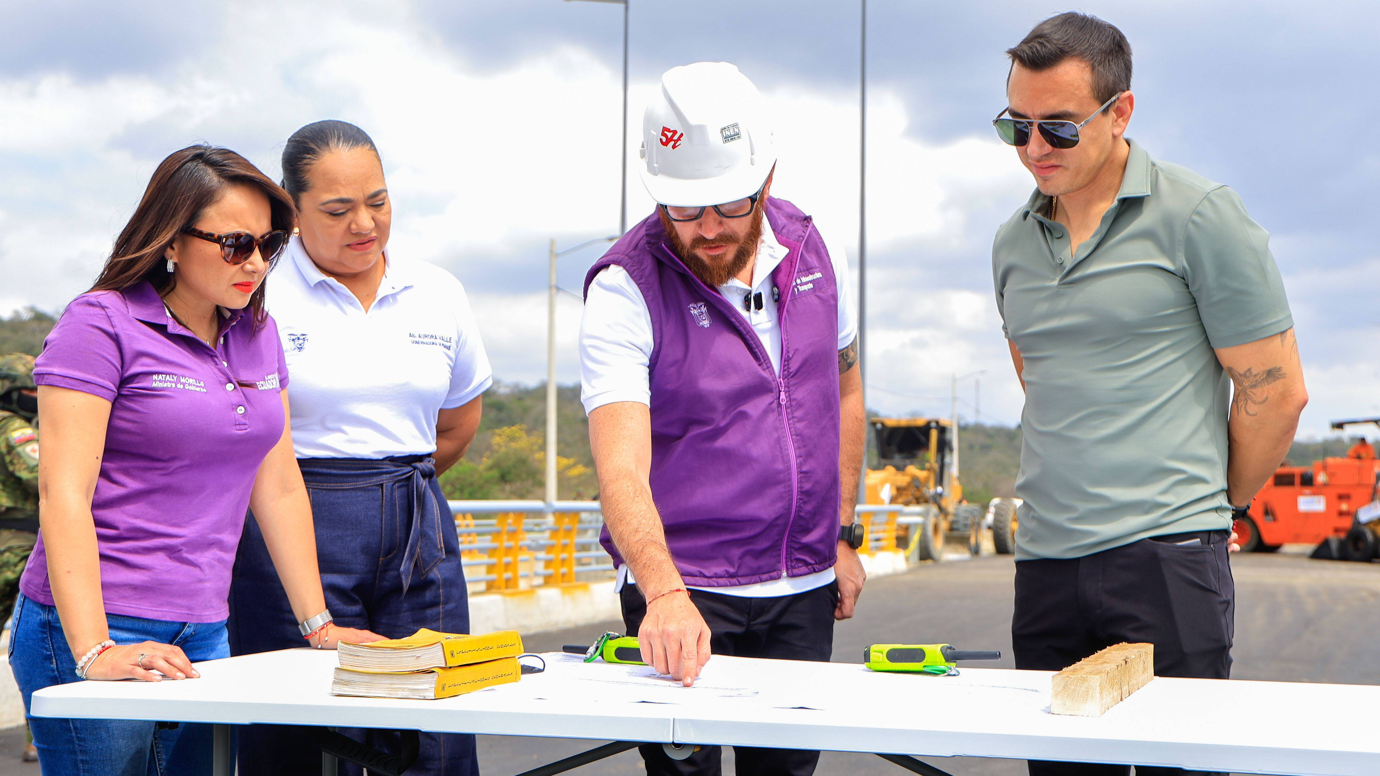EL PRESIDENTE DANIEL NOBOA SUPERVISÓ LA CONSTRUCCIÓN DEL PUENTE QUIMÍS, QUE FORTALECERÁ LA MOVILIDAD DE 116 MIL MANABITAS