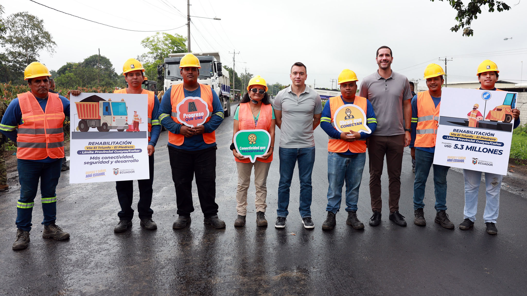 PRESIDENTE DANIEL NOBOA VERIFICA LOS TRABAJOS EN LA REHABILITACIÓN DEL TRAMO VIAL EL TRIUNFO EL PIEDRERO LÍMITE PROVINCIAL GUAYAS / CAÑAR