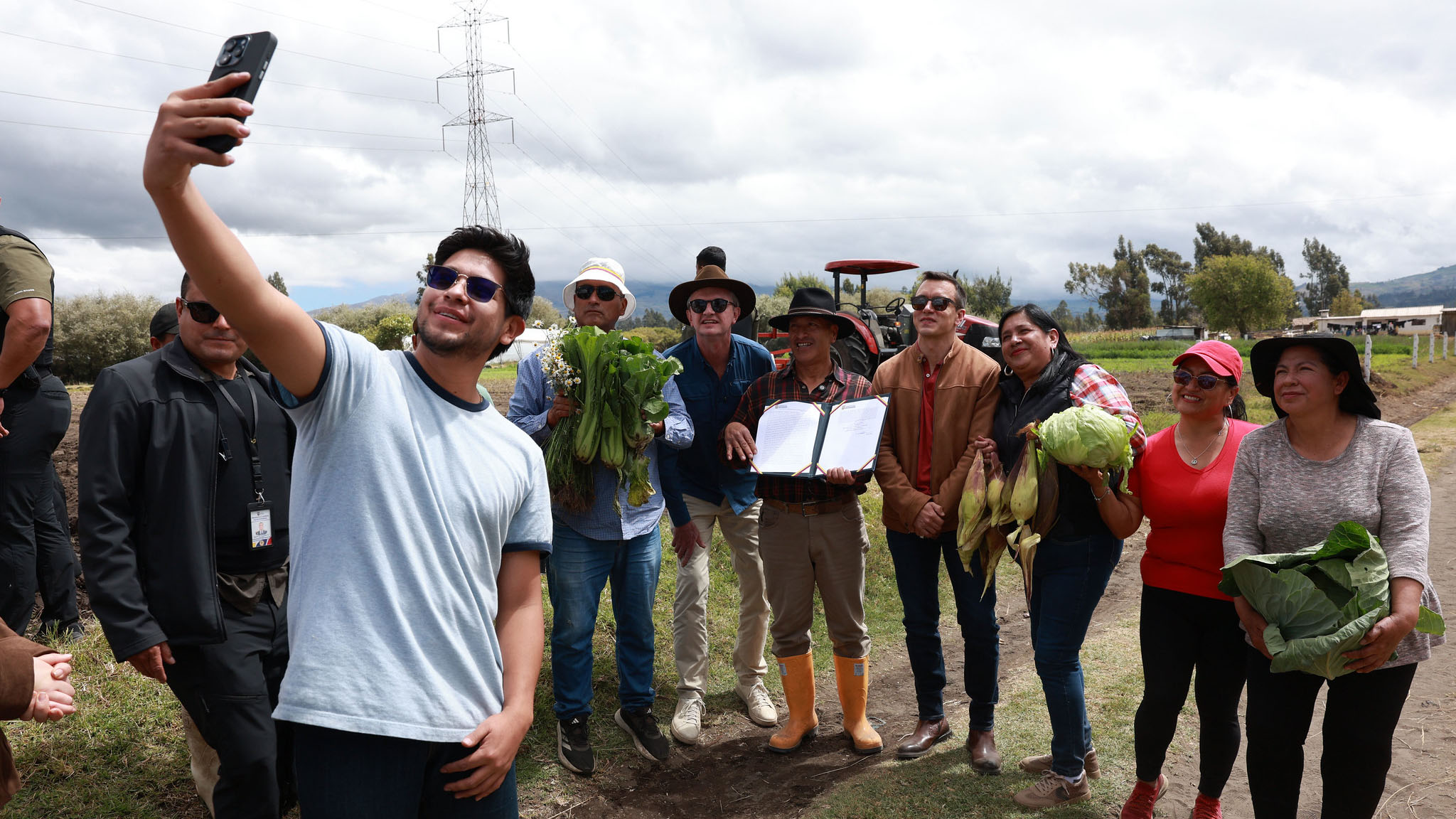 DANIEL NOBOA TRANSFORMA LA VIDA DE LOS AGRICULTORES EN GUANO CON EQUIPAMIENTO Y AGUA PARA RIEGO
