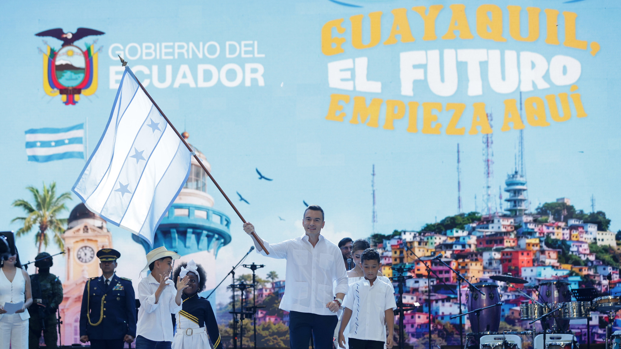 EL PRESIDENTE NOBOA CELEBRA EL PRESENTE Y FUTURO DE GUAYAQUIL JUNTO A SU GENTE EN LAS FIESTAS JULIANAS