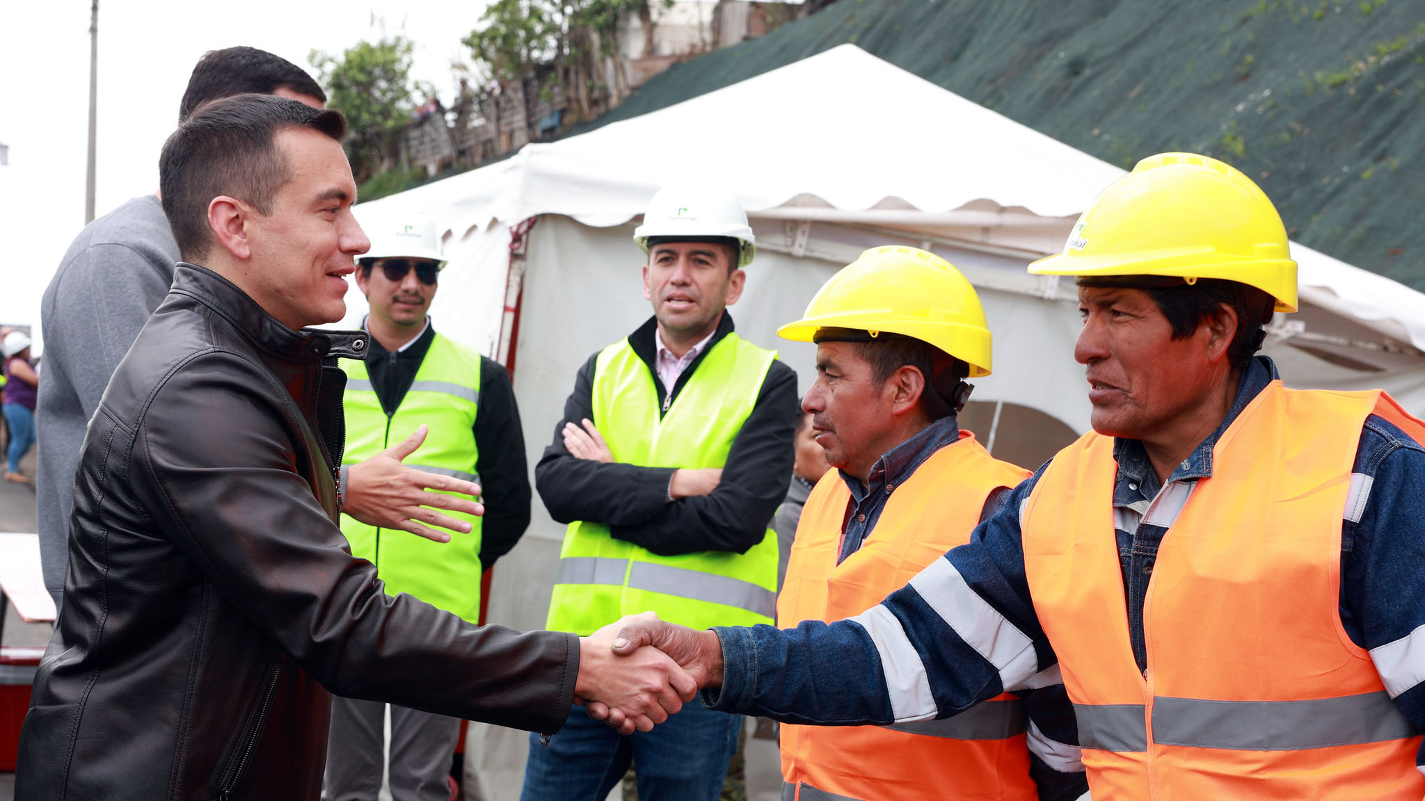 PRESIDENTE DANIEL NOBOA VERIFICÓ AVANCE DE AMPLIACIÓN DE LA VÍA YAMBOAMBATO