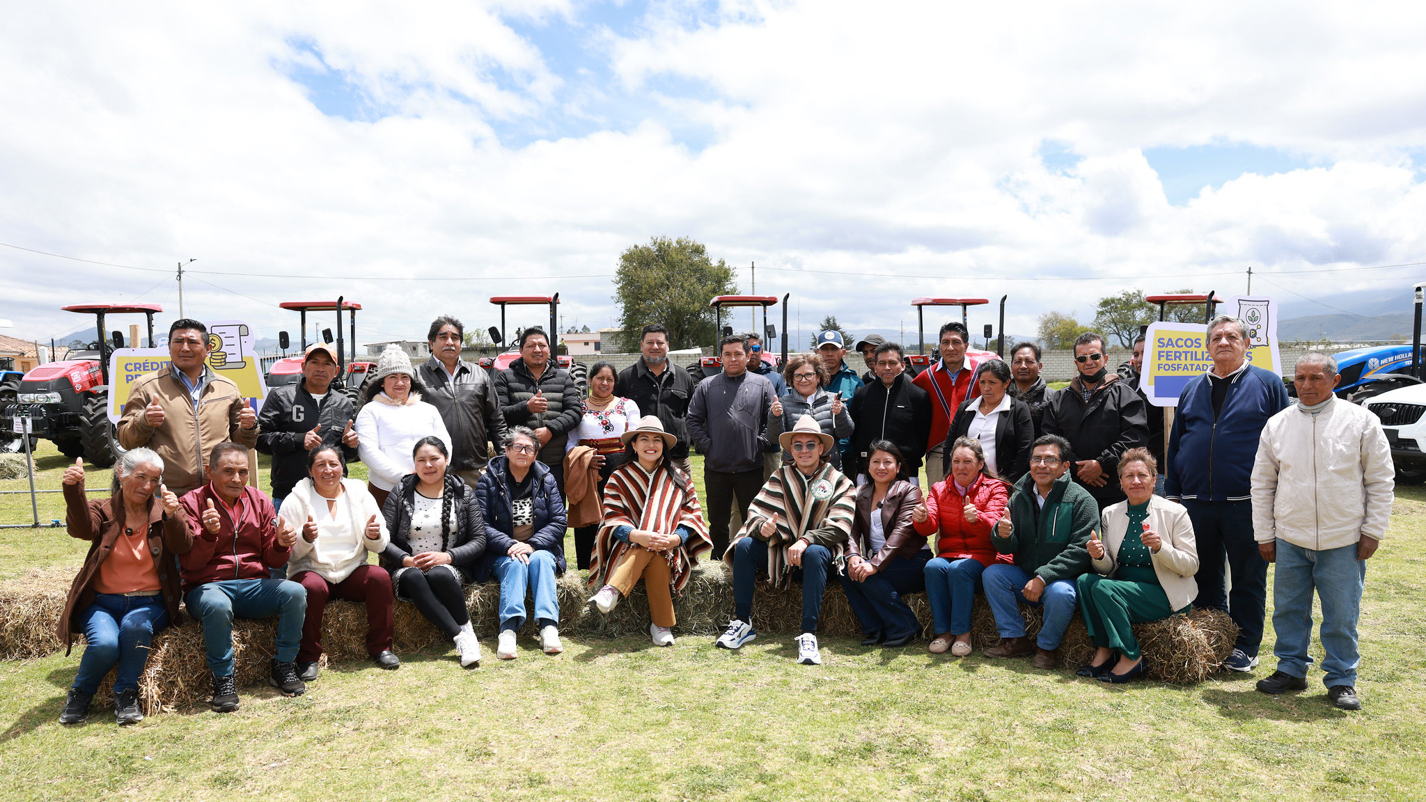 PRESIDENTE DANIEL NOBOA ENTREGA TRACTORES, CAMIONETAS, TÍTULOS DE TIERRAS, CRÉDITOS PRODUCTIVOS Y RIEGO PARA LOS PRODUCTORES DE LA SIERRA CENTRO