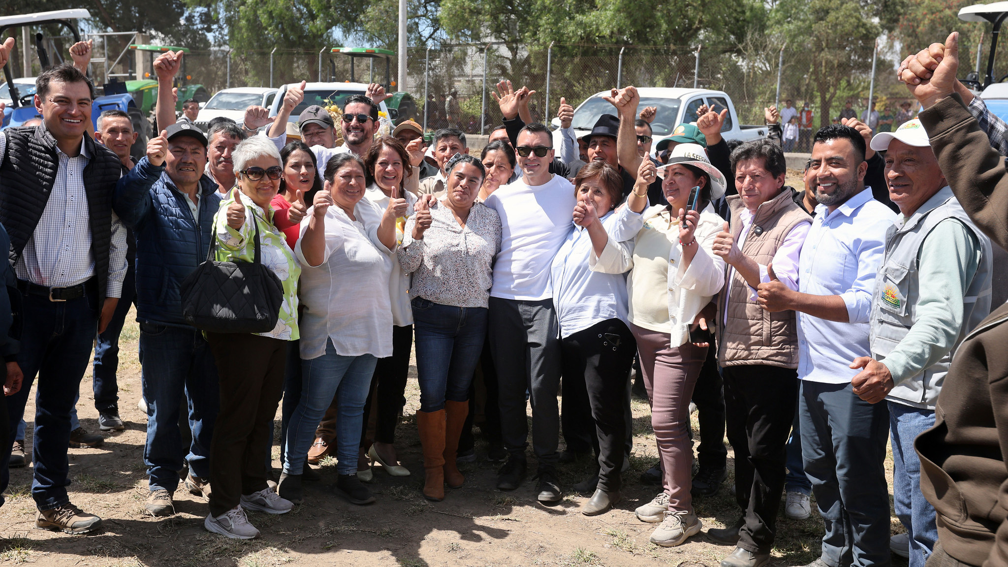 PRESIDENTE NOBOA ENTREGÓ TRACTORES Y CAMIONETAS PARA FORTALECER LA PRODUCCIÓN AGROPECUARIA EN 11 PROVINCIAS