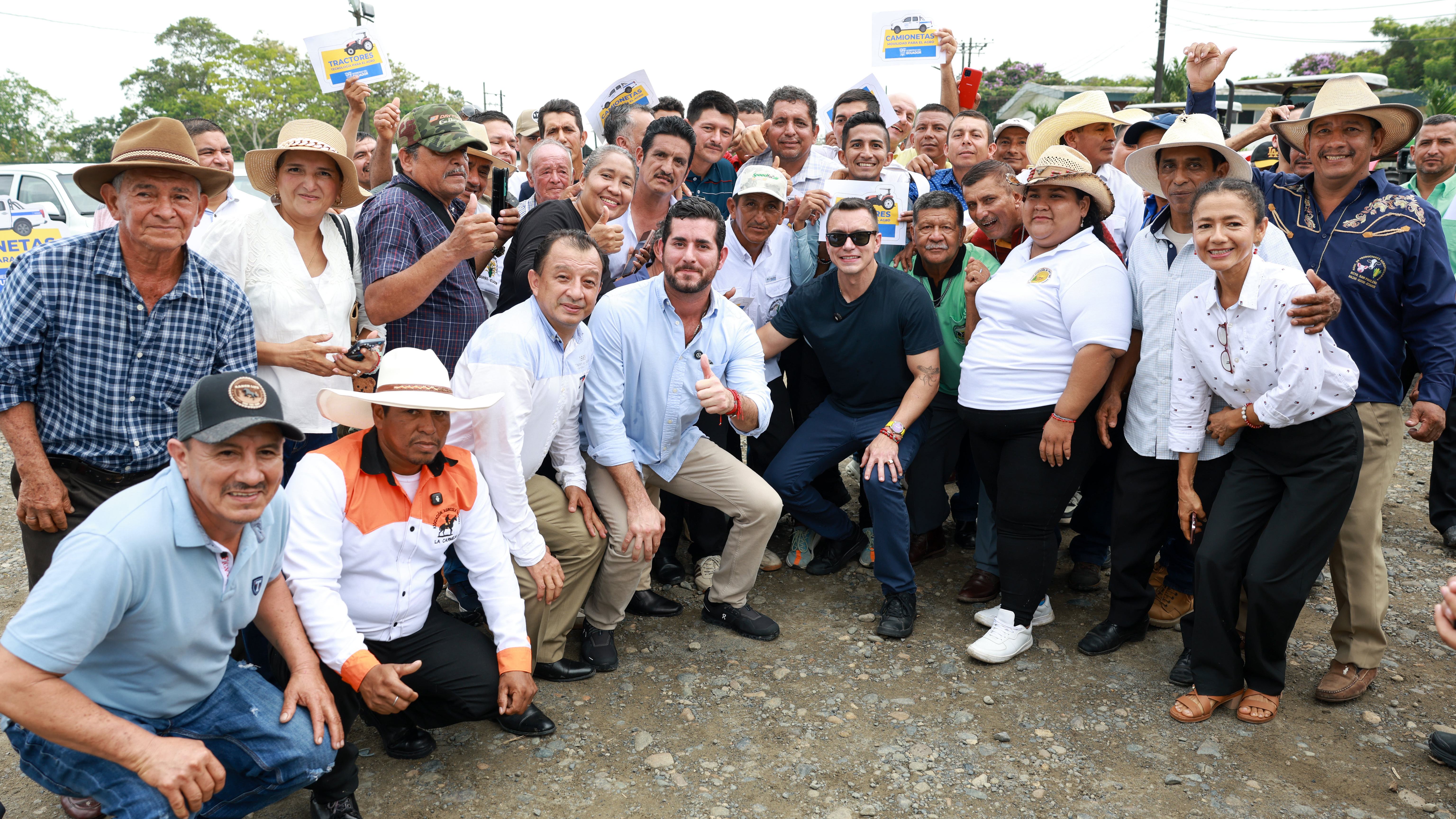 MÁS MAQUINARIA PARA EL CAMPO: EL PRESIDENTE NOBOA ENTREGA CAMIONETAS Y TRACTORES A PRODUCTORES DE LA COSTA ECUATORIANA